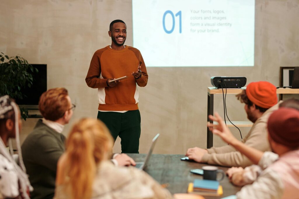 Homem fazendo palestra para equipe em evento corporativo, ilustrando como organizar eventos e usá-los como estratégia de marketing para engajar pessoas.