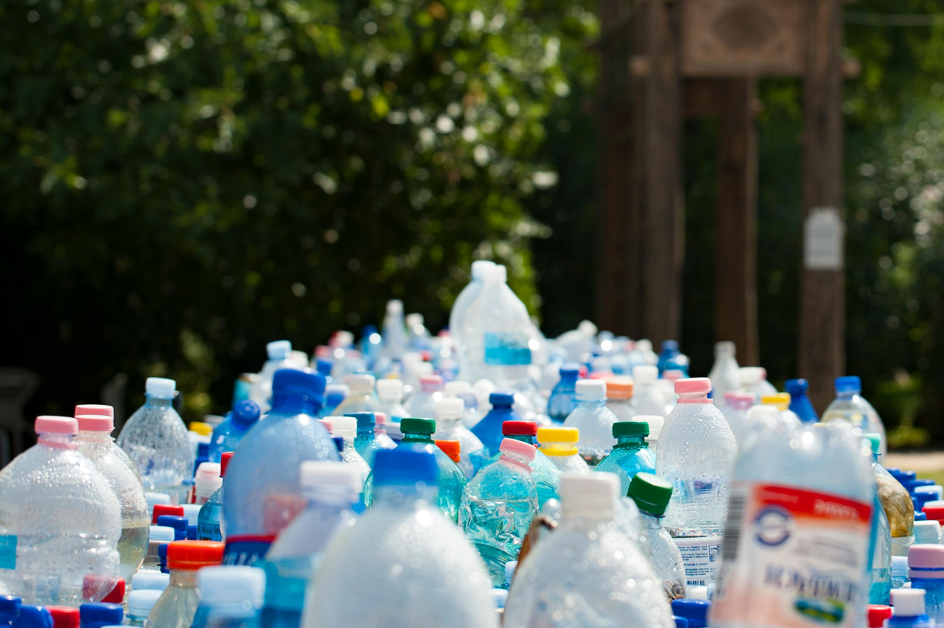 Mesa com garrafas plásticas separadas representa atividade para o Dia Mundial do Meio Ambiente nas empresas.