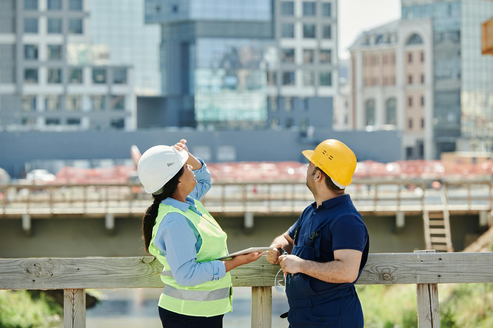 Colaboradores em obra representam ações para o Dia Nacional da Prevenção de Acidentes do Trabalho nas empresas.